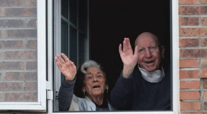 Pareja de ancianos logra vencer el coronavirus. Regresan juntos y felices a casa