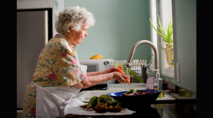 ¿Es suficiente lavar las frutas y verduras con agua? Aquí hay una guía de lavado útil que todos deben saber