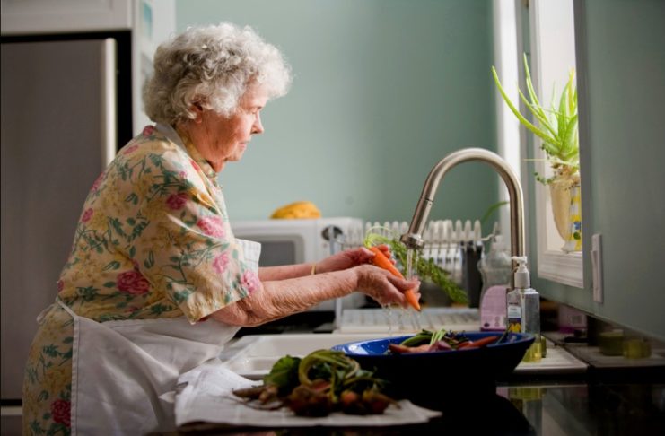 ¿Es suficiente lavar las frutas y verduras con agua? Aquí hay una guía de lavado útil que todos deben saber