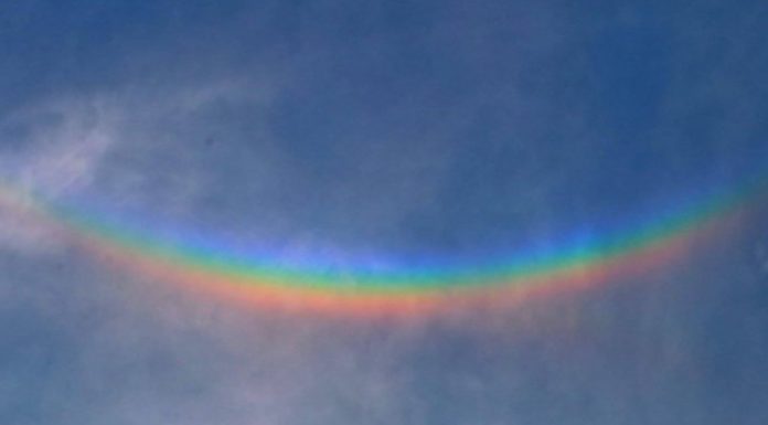 En Italia apareció en el cielo un arco iris al revés