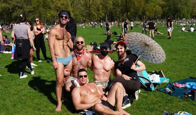 Miles de neoyorquinos abarrotan Central Park sin miedo a un posible rebrote