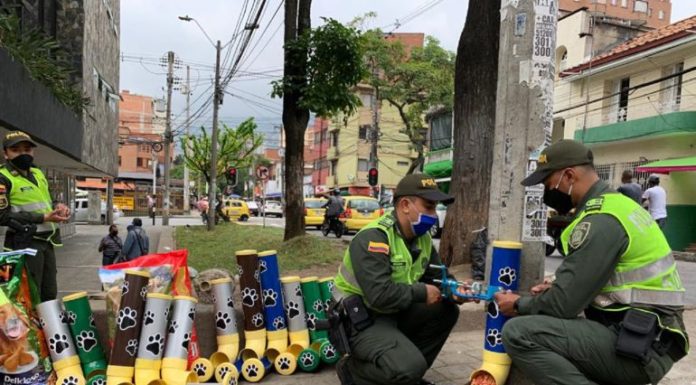 Con tubos PVC Policías fabricaron dispensadores de comida para animales