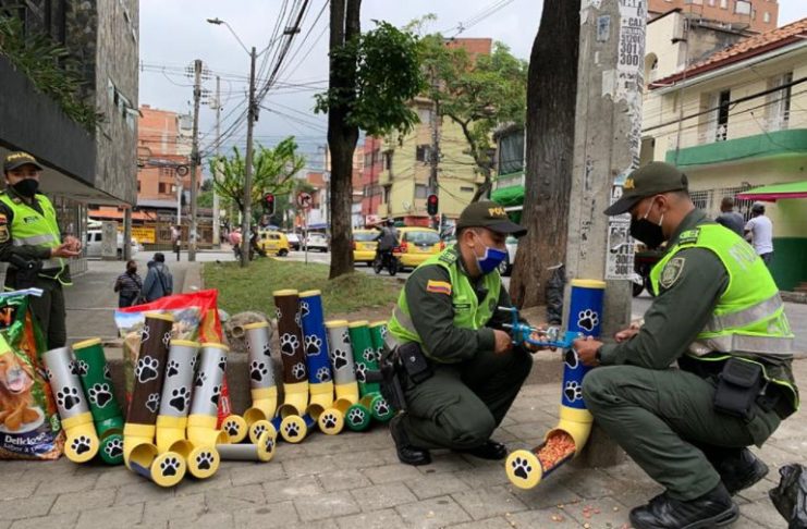 Con tubos PVC Policías fabricaron dispensadores de comida para animales