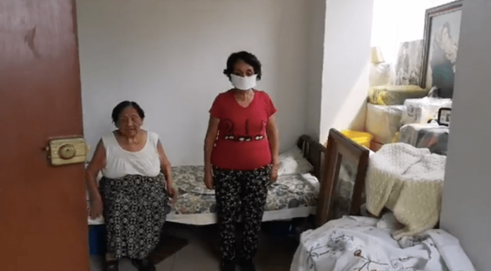 Mujer hace tejidos para venderlos y así evitar ser desalojada junto a su madre