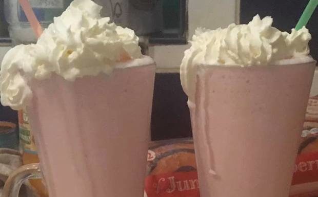 Revelan cómo preparar el icónico Frappuccino de fresas de Starbucks en casa