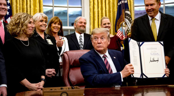 Trump firma el proyecto de ley que convierte al maltrato animal en delito federal