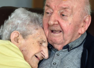 Madre de 98 años, se muda a un asilo para cuidar a su hijo de 80 años