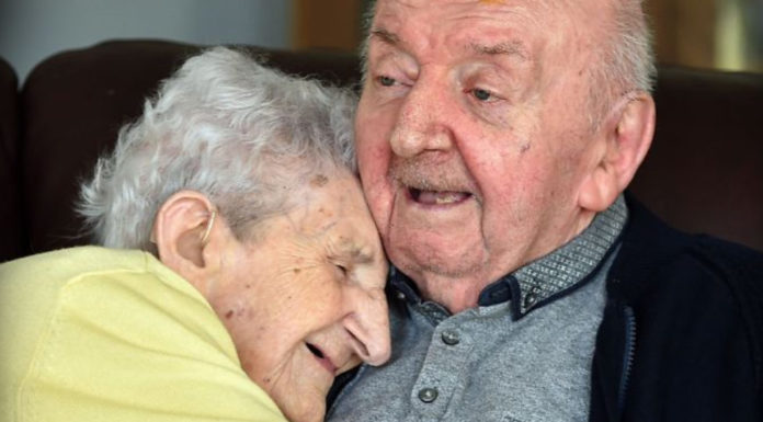 Madre de 98 años, se muda a un asilo para cuidar a su hijo de 80 años