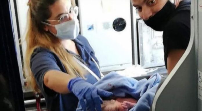 Bebé que nació en pleno vuelo tendrá viajes gratis de por vida