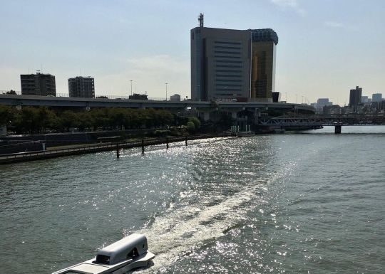 Crean bote en forma de cierre que “abre el río”