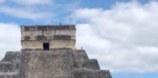 Perro ‘turista’ burló la seguridad y subió la pirámide de Chichén Itzá en México