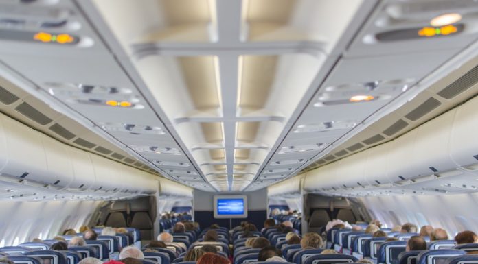 Piloto le dice a sus pasajeros que el cohete chino «les está cruzando por la cabeza»