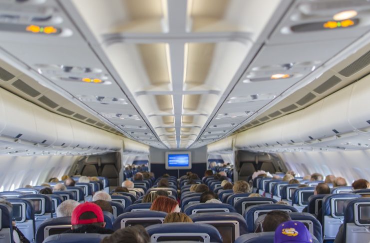 Piloto le dice a sus pasajeros que el cohete chino «les está cruzando por la cabeza»