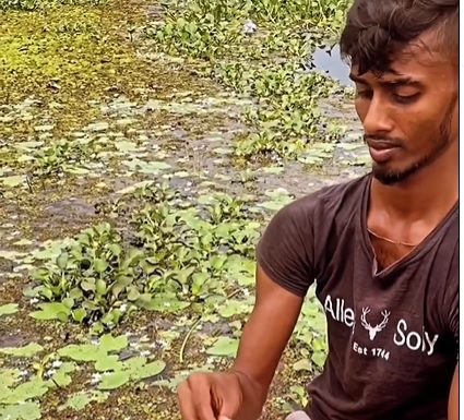 Hombre en Sri Lanka hace un collar completo usando solo una flor