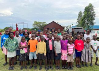 Crean sandalias que crecen hasta 5 tallas para ayudar a millones de niños sin recursos