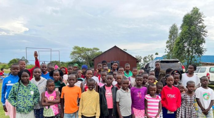 Crean sandalias que crecen hasta 5 tallas para ayudar a millones de niños sin recursos