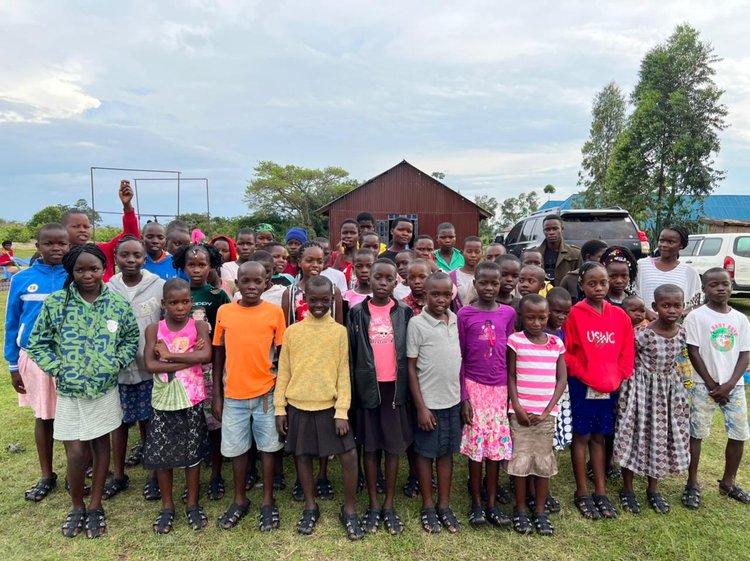 Puedes donar o comprar los zapatos en: theshoethatgrows.org