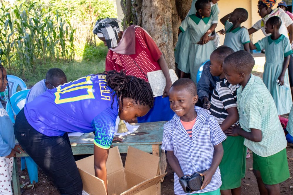 Puedes donar o comprar los zapatos en: theshoethatgrows.org