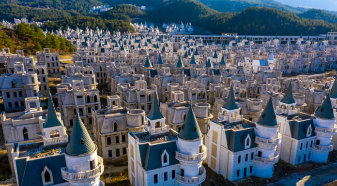 El pueblo fantasma de Turquía lleno de castillos inspirados en Disney